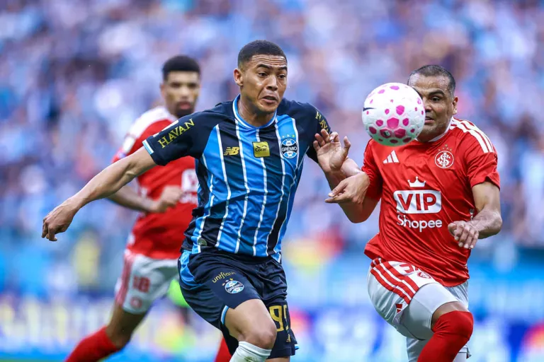 Carlos Vinícius, atacante do Grêmio e Gabriel Mercado, zagueiro do Inter