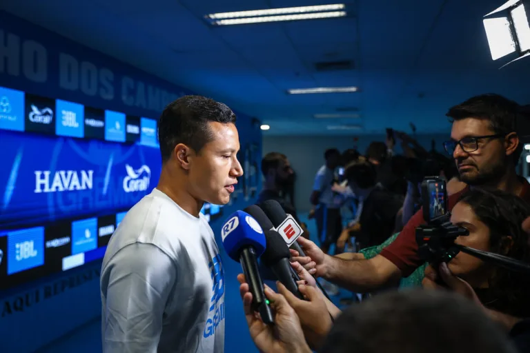 Marlon expõe bastidores do “bicho” no Grêmio e esclarece posição do elenco