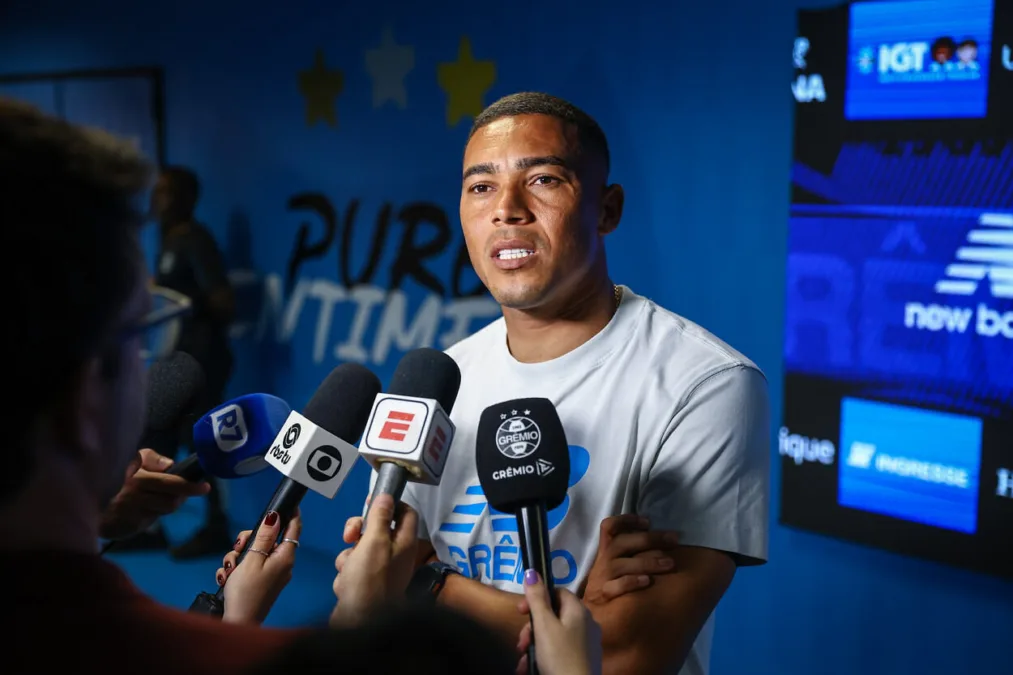 Zona Mista - Notícias, mercado da bola e bastidores do futebol Carlos Vinícius, atacante do Grêmio