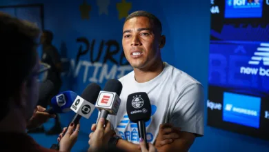 Pré-contrato? Carlos Vinícius reage a rumores e impõe limite sobre seu futuro no Grêmio Carlos Vinícius, atacante do Grêmio