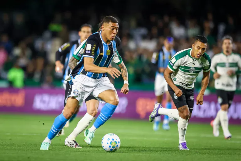 Carlos Vinícius, atacante do Grêmio