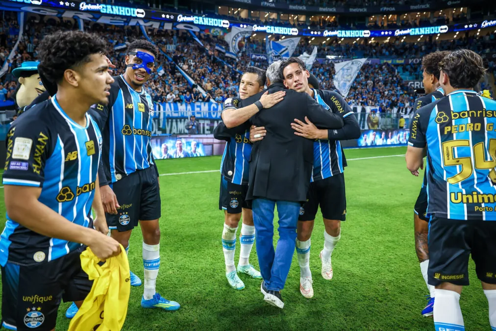 Carlos Vinícius, atacante do Grêmio e Wallace, zagueiro do Grêmio
