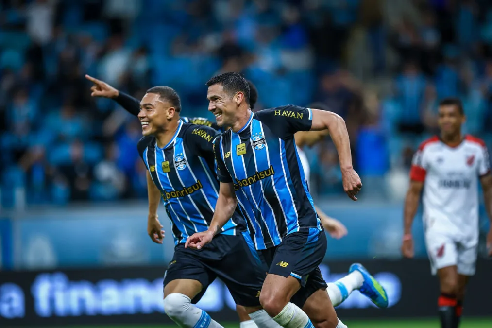 Carlos Vinícius, atacante do Grêmio e Fabián Balbuena, zagueiro do Grêmio