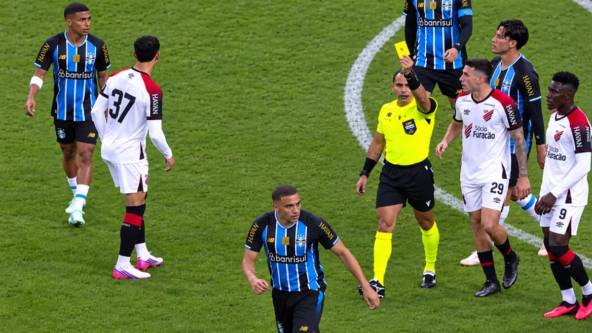 Zona Mista - Notícias, mercado da bola e bastidores do futebol Árbitro Mostra Cartão Amarelo para Carlos Vinícius no Jogo de Grêmio x Athletico-PR