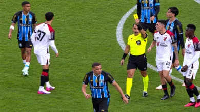 Súmula revela motivos dos cartões que tiram dois titulares do Grêmio contra o Flamengo Árbitro Mostra Cartão Amarelo para Carlos Vinícius no Jogo de Grêmio x Athletico-PR
