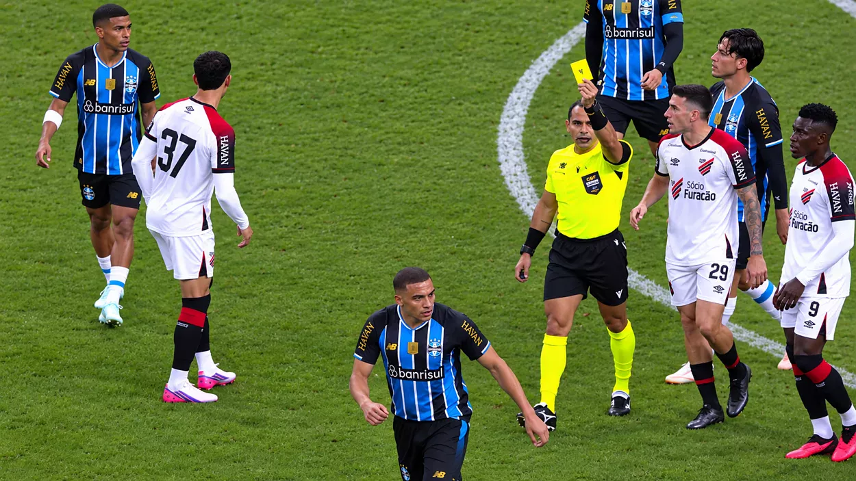 Árbitro Mostra Cartão Amarelo para Carlos Vinícius no Jogo de Grêmio x Athletico-PR