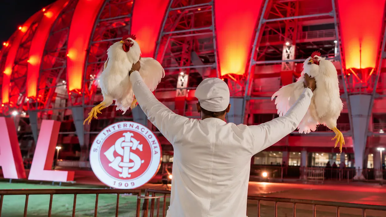 Pai de santo vai ao Beira-Rio e faz ritual após ser contratado por torcedor do Inter Galos no Beira