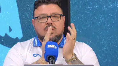 Bagé se irrita com empate e aplaude ironicamente cinco pessoas ligadas ao Grêmio Alex Bagé