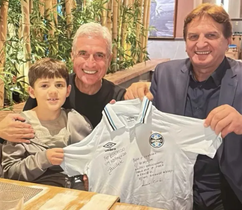 Luís Castro segue em Porto Alegre e registra encontro com ex-zagueiro do Grêmio
