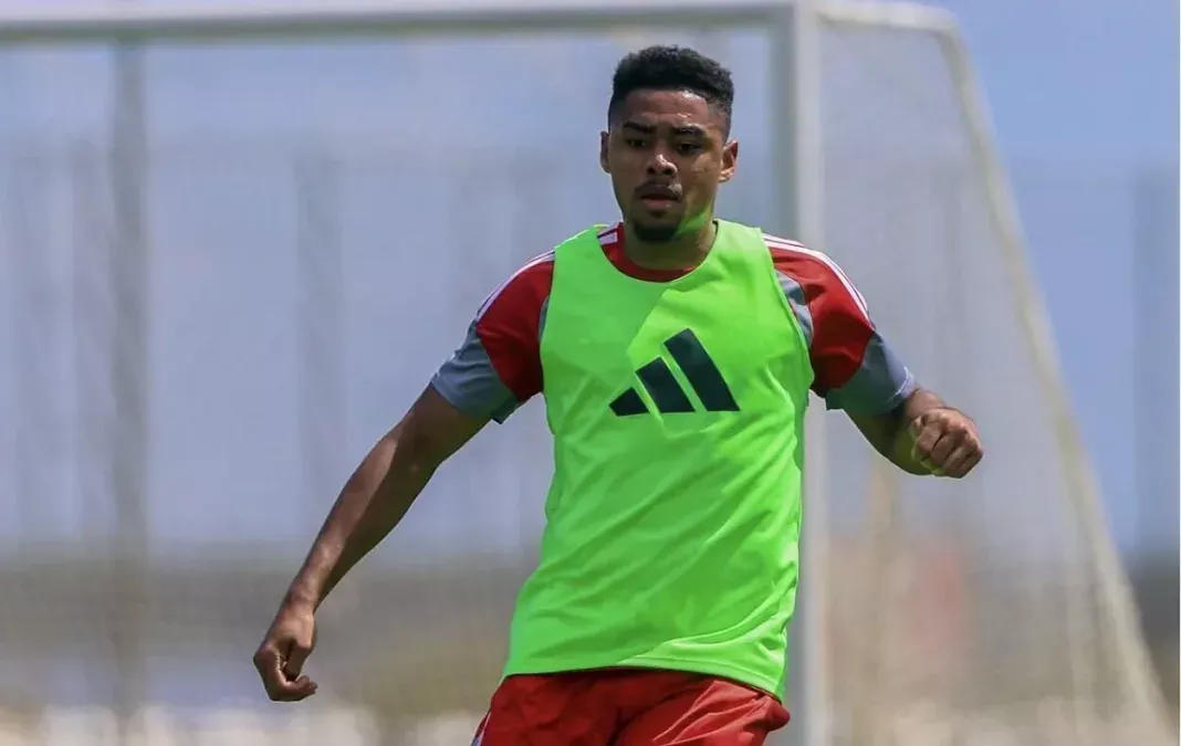 Amuzu, atacante do Grêmio — Victor Gabriel do Inter