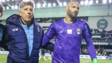Weverton sai abraçado com Renato e resume fase do Grêmio: "Temos mais seis finais" Renato Portaluppi, técnico do Grêmio
