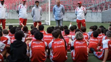 Eduardo Baptista vive tarde diferente e conversa com crianças da escola do Inter Eduardo Baptista, técnico do Inter