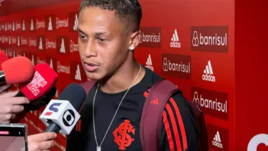 Vitinho revela conversa com Eduardo Baptista e projeta postura do Inter no Gre-Nal Vitinho — pelo Inter