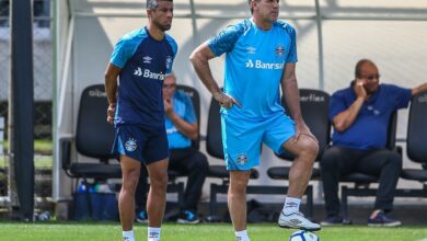 Léo Moura se empolga com Renato após vitória do Grêmio: "O pai sabe, deixa com ele" Grêmio
