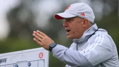 "Eles não podem jogar": repórter faz pergunta em tom de desabafo para o técnico do Inter Eduardo Baptista, técnico do Inter