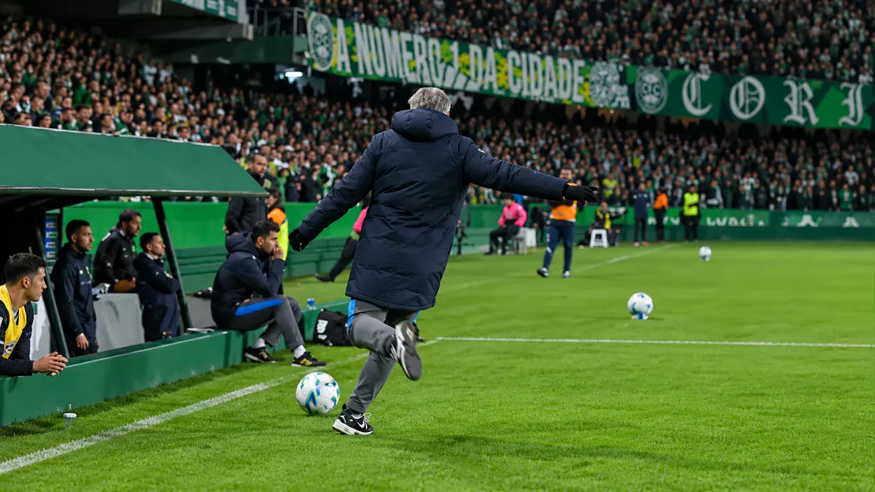 Treinador em ação na lateral do campo