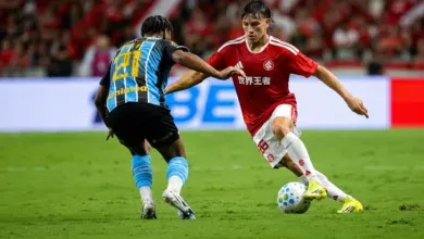 Bernabei, lateral do Inter — Bernabei, do Inter, em lance com Tetê, do Grêmio, em um Gre-Nal