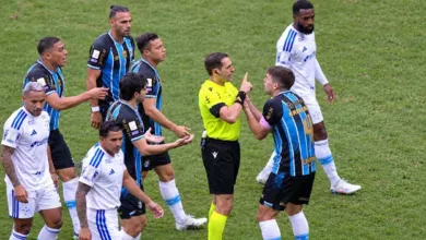 Dois jogadores do Grêmio teriam se apresentado acima do peso ao longo do ano Amuzu, atacante do Grêmio — Kannemann, zagueiro do Grêmio