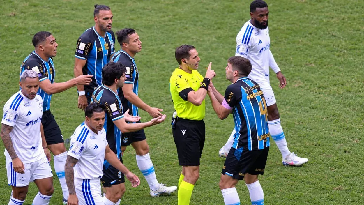 Amuzu, atacante do Grêmio — Kannemann, zagueiro do Grêmio
