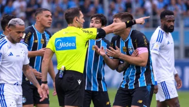 Diori vê expulsão justa e critica Kannemann na derrota do Grêmio: "Só faltou mandar..." Kannemann conversando com árbitro do jogo - Grêmio 2x4 Cruzeiro