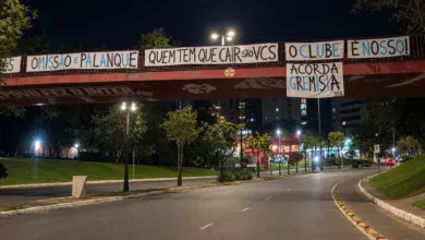 “Quem tem que cair são vocês”: torcida do Grêmio mira Odorico e Rigo em protesto Torcida protesta contra o Grêmio