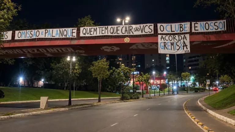 Torcida protesta contra o Grêmio