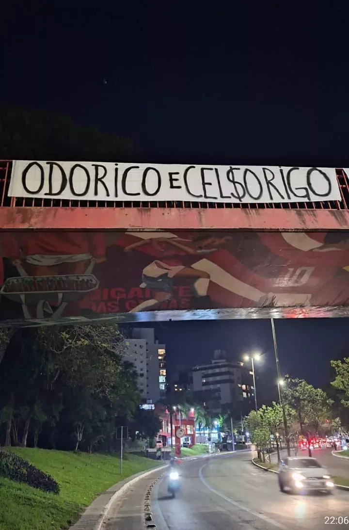 “Quem tem que cair são vocês”: torcida do Grêmio mira Odorico e Rigo em protesto