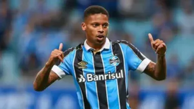 Ao lado de ex-volante do Grêmio, André Balada crava placar do Gre-Nal Amuzu, atacante do Grêmio — André
