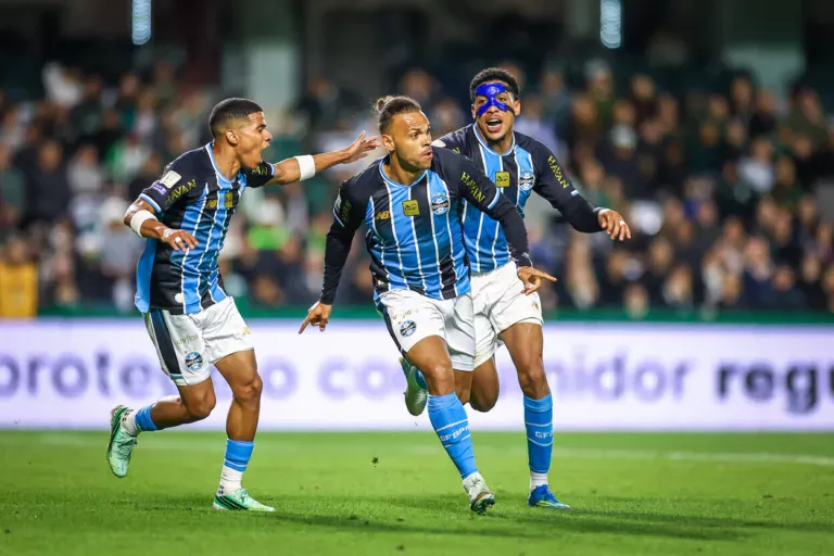 Wallace, zagueiro do Grêmio