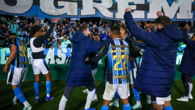 Vídeo mostra jogador do Grêmio indo às lágrimas após primeira vitória fora de casa Grêmio