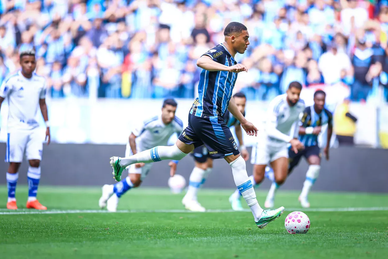 Carlos Vinícius, atacante do Grêmio