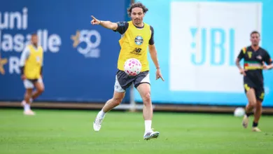 Grêmio vence amistoso com gols de Krovinović, mas comunica duas lesões no elenco Krovinović, meio-campista do Grêmio