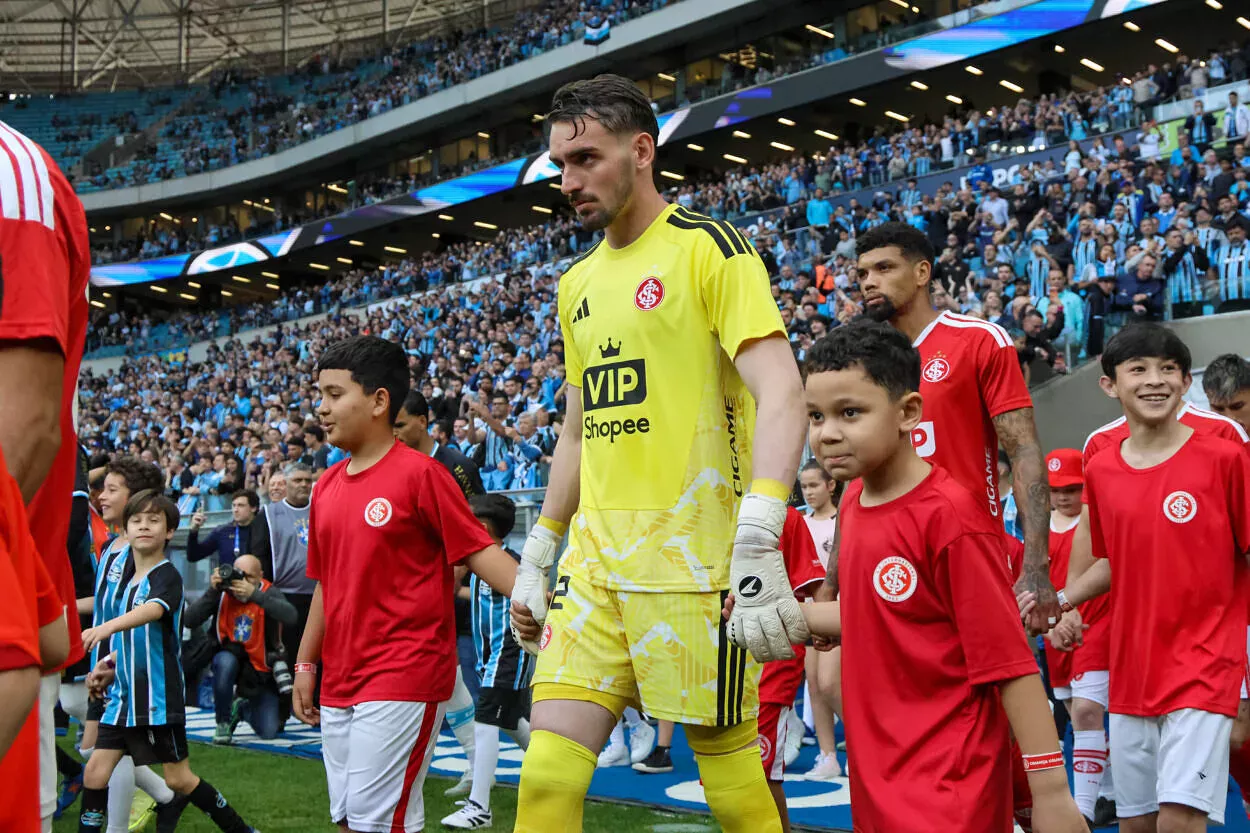 Anthoni, goleiro do Inter e Juninho, zagueiro do Inter
