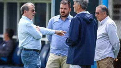Narrador questiona elenco do Grêmio por cogitar aceitar premiação: "Uma vergonha" Odorico Roman Jr, presidente do Grêmio; Renato Portaluppi, técnico do Grêmio; e Rafael Lima, diretor de futebol do Grêmio