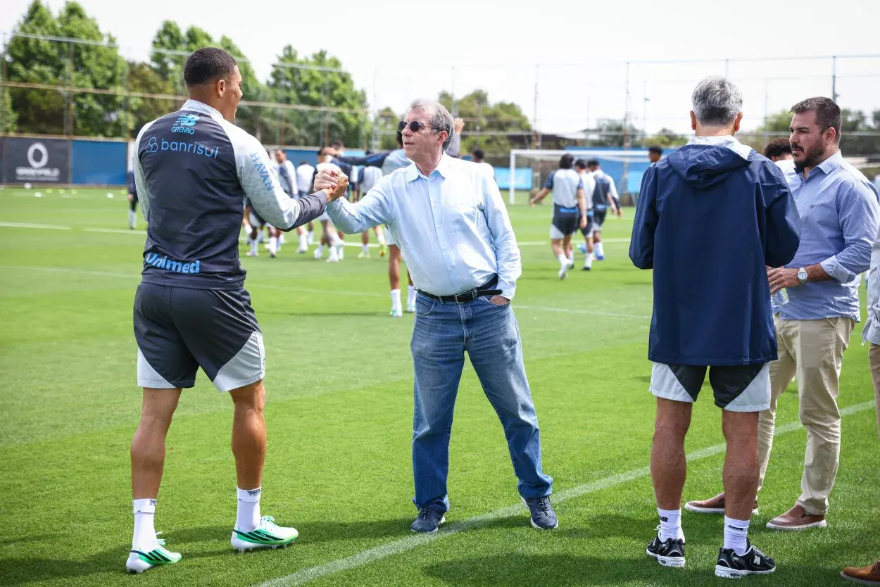 Odorico Roman Jr, presidente do Grêmio; Carlos Vinícius, atacante do Grêmio; e Rafael Lima, diretor de futebol do Grêmio